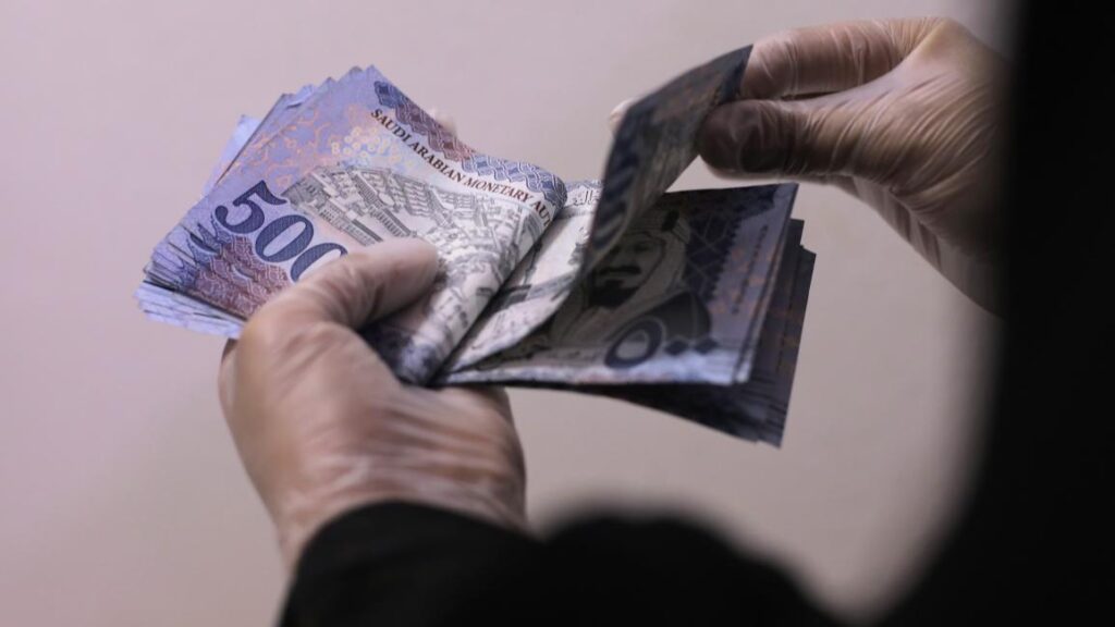 الاقتصاد السعودي يتخبط بسلسلة أزمات والمواطن هو الضحية