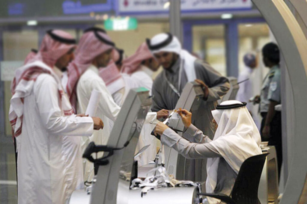 السعودية تخفض الحد الأدنى لأجور الموظفين في القطاع الخاص