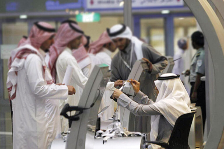 السعودية تخفض الحد الأدنى لأجور الموظفين في القطاع الخاص