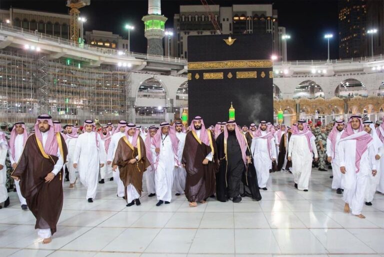 الإساءة الفرنسية نموذجا .. كيف قوض بن سلمان الزعامة السعودية للعالم الإسلامي؟