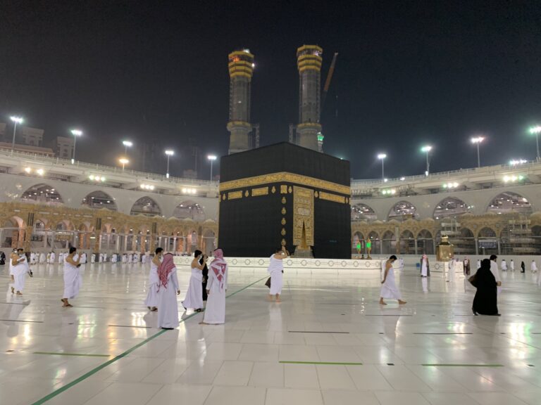 فيديو وصور: أفواج المعتمرين في زمن كورونا