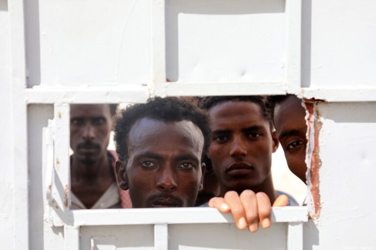 HRW: Saudis detain hundreds of African migrants in squalid conditions