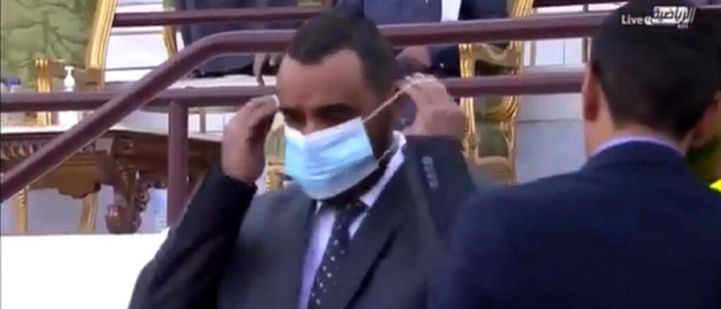 شاهد: مسؤولان يتبادلان الكمامة أثناء مباراة سعودية!
