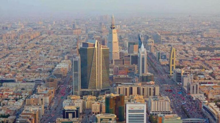 وسط أزمة شاملة.. البنك الدولي يكذب التقارير الاقتصادية السعودية