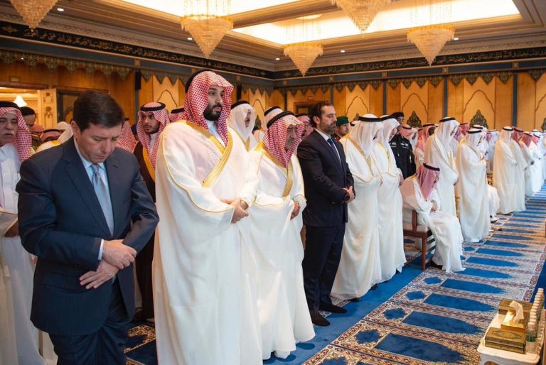 ذراع بن سلمان يظهر ذليلا ومقيد اليدين في طريقه إلى المحكمة الأردنية