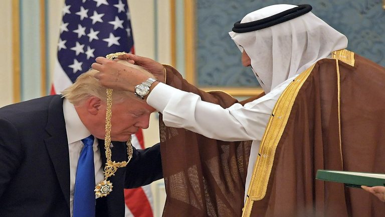 فضيحة الهدايا المزيفة من بن سلمان لترامب تتصدر وسائل الإعلام الدولية