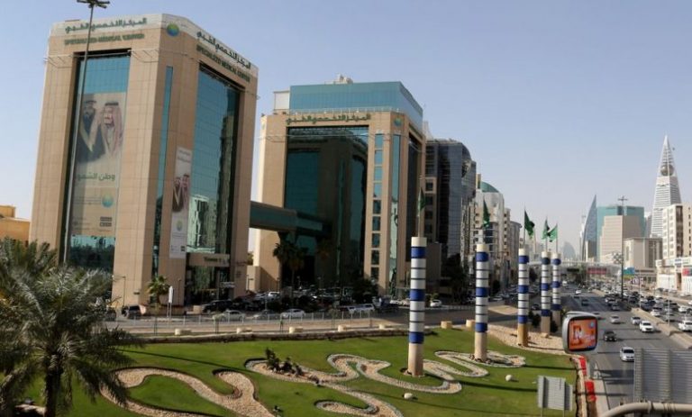 تحديات الاقتصاد السعودي: خفض تقييمات الصندوق السيادي وتراجع أداء سوق الأسهم