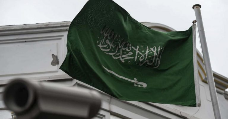 تحقيقات تظهر تورط سفير السعودية في لبنان بقتل معارض للنظام