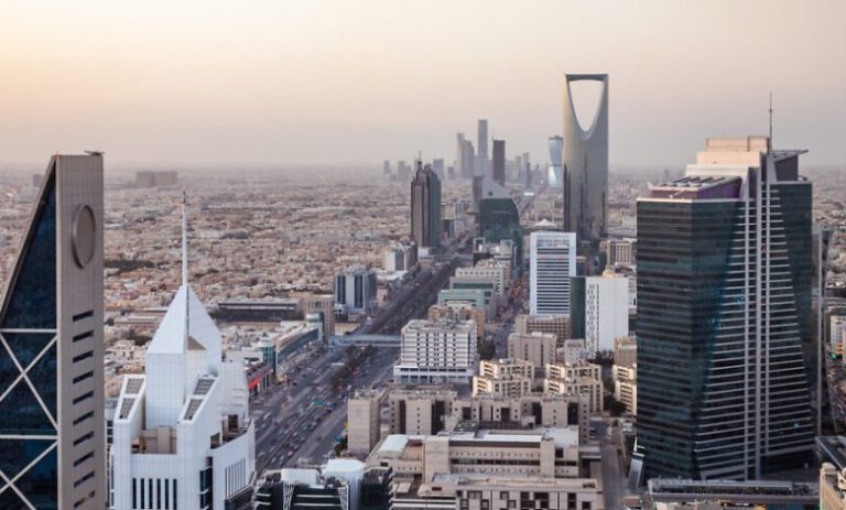 Saudi Arabia’s budget surplus does not stop the train of loans amid economic warnings