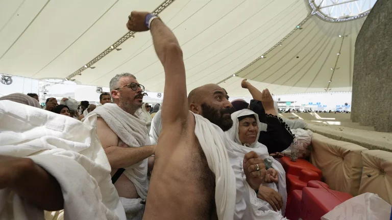 مشاهد قاسية لجثث حجاج توفوا وسط تقصير حكومي صارخ