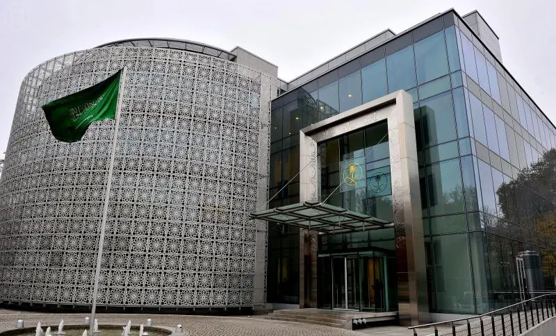 نشطاء يغلقون بوابة السفارة السعودية في برلين تضامنا مع غزة