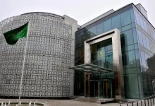 نشطاء يغلقون بوابة السفارة السعودية في برلين تضامنا مع غزة