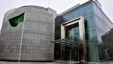 نشطاء يغلقون بوابة السفارة السعودية في برلين تضامنا مع غزة