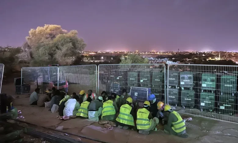 أزمة سرقة أجور العمال الوافدين في السعودية تكشف هشاشة نظام الحماية