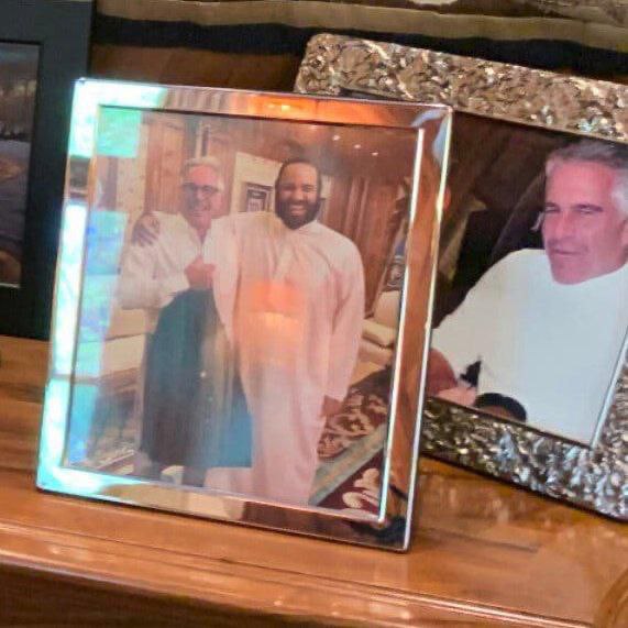 علاقة في الظل: ماذا جمع محمد بن سلمان بجيفري إبستين رغم تاريخه الجنائي؟
