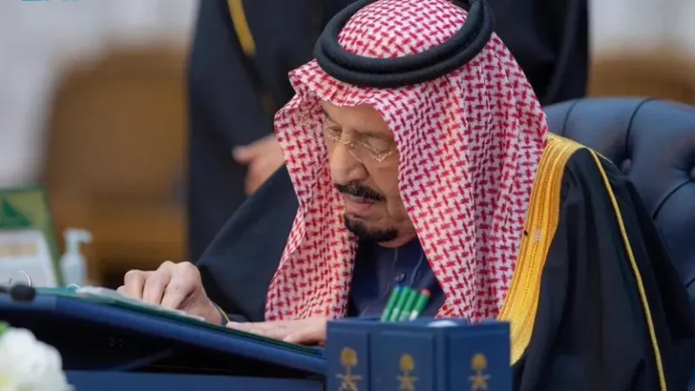 هيبة مصطنعة وسلطة قسرية: مجلس الوزراء أداة دعاية في زمن محمد بن سلمان