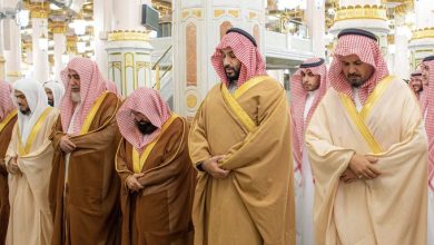 صلاة تحت الحراسة: ماذا يقول درع محمد بن سلمان عن علاقته بشعبه؟