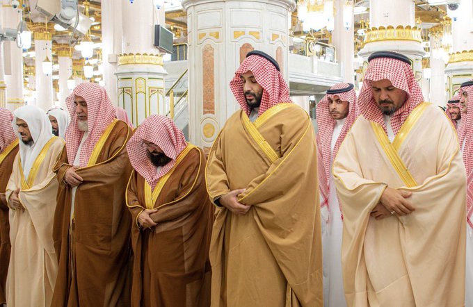 صلاة تحت الحراسة: ماذا يقول درع محمد بن سلمان عن علاقته بشعبه؟