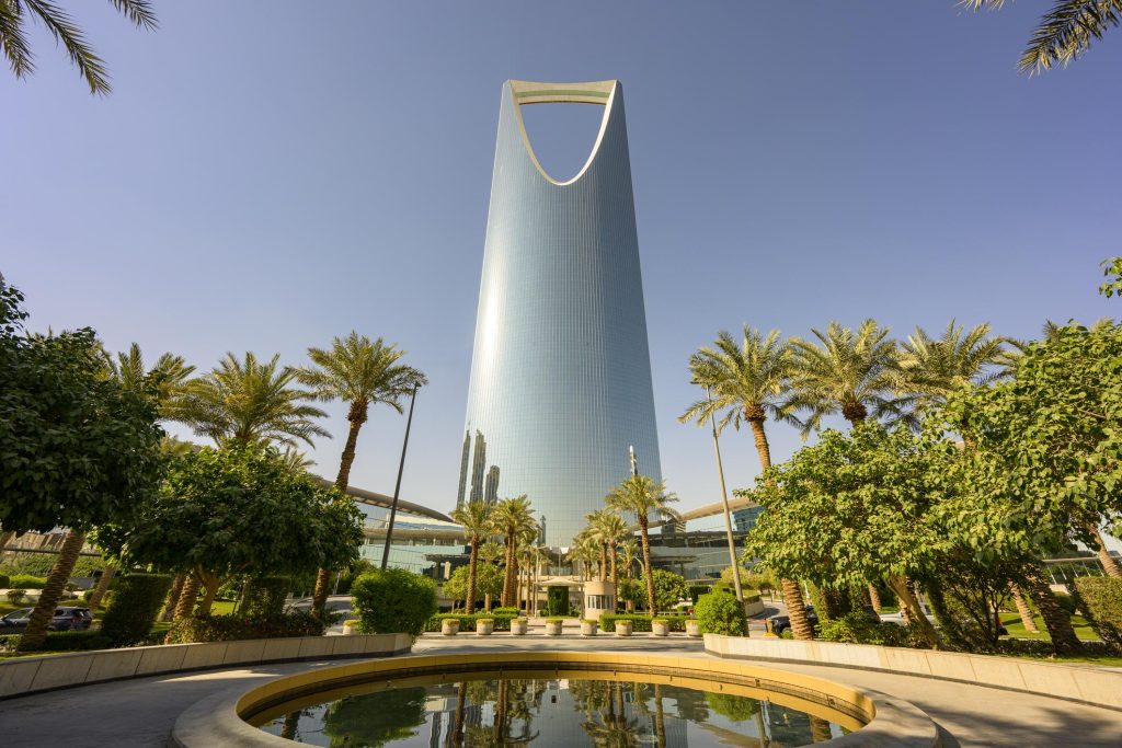 شكاوي البطالة وعدم المساواة في الدخل وإحباط الشباب تخيم على السعودية