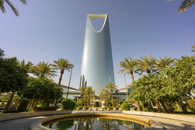 شكاوي البطالة وعدم المساواة في الدخل وإحباط الشباب تخيم على السعودية