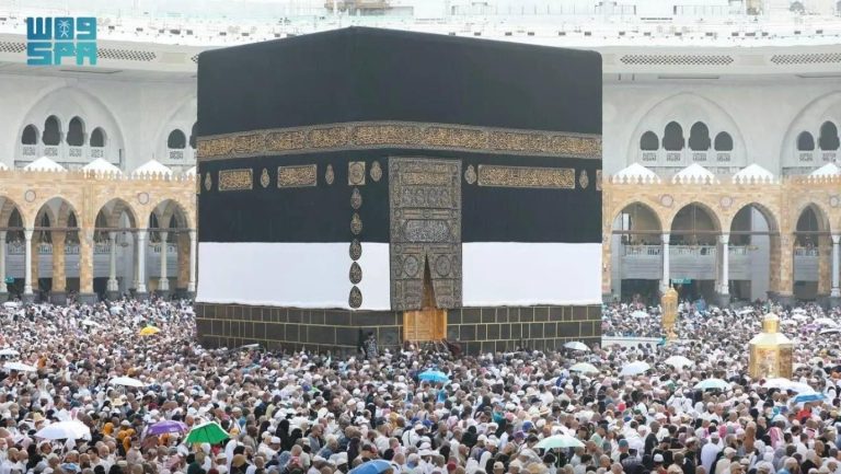 إنفاق قياسي على الرياضة وصفقات الترفيه مقابل تراجع خدمات الحجاج في مكة